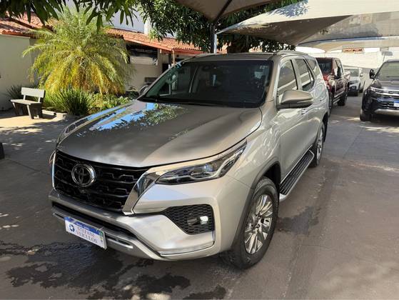 TOYOTA HILUX SW4 2.8 D-4D TURBO DIESEL SRX 7L 4X4 AUTOMÁTICO